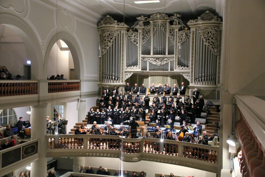 Bachchor und Thüringen Philharmonie auf der Chorempore der Georgenkirche