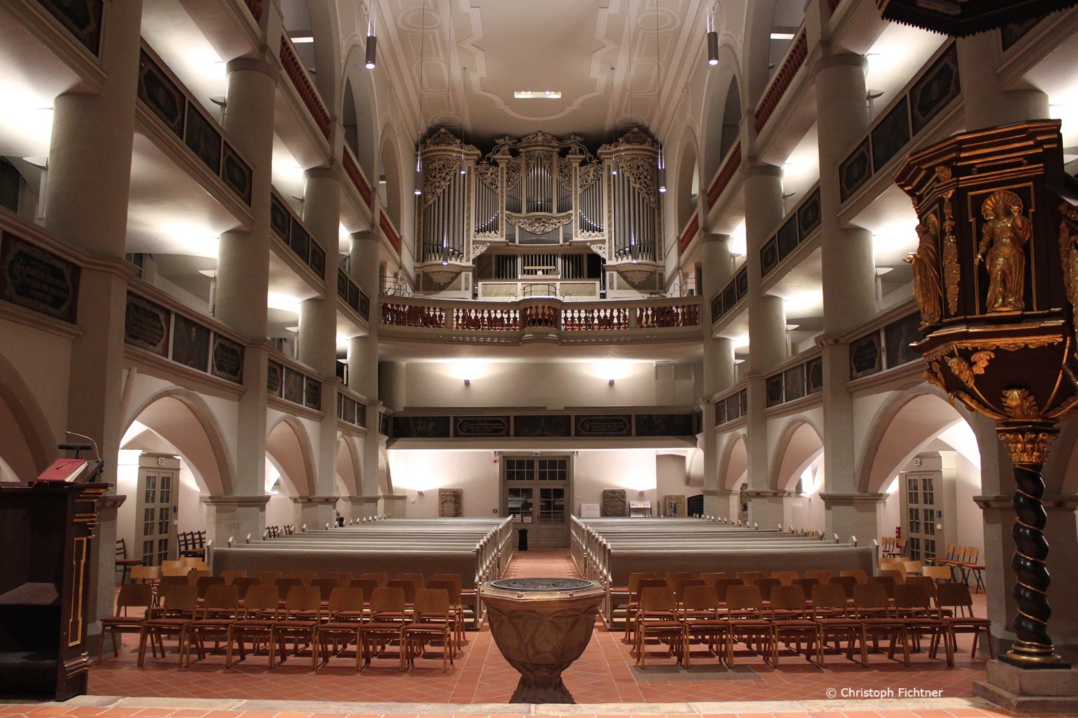 Georgenkirche Eisenach - Kirchenschiff mit Blick Richtung Orgelempore