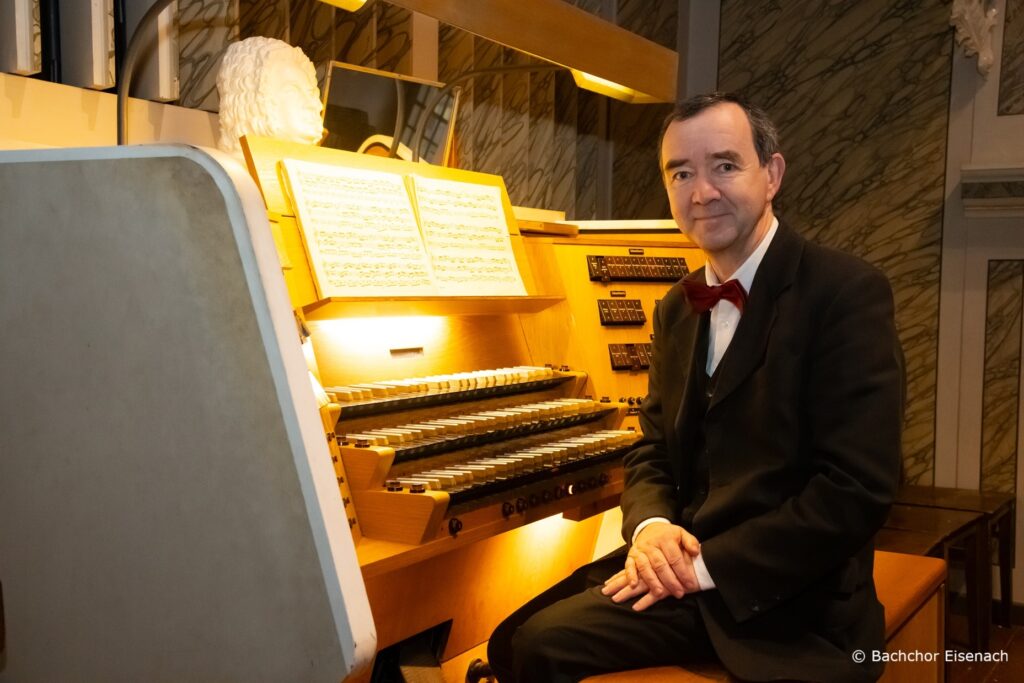 KMD Christian Stötzner an der Schuke-Orgel in der Georgenkirche Eisenach