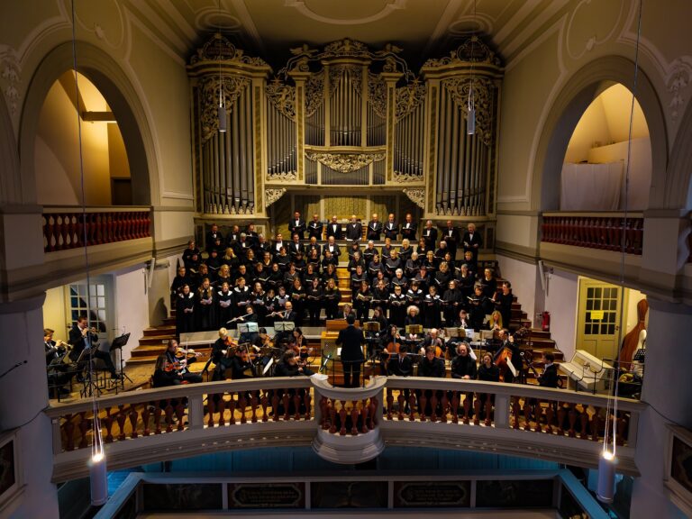 Bachchor mit Orchester auf der Empore